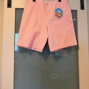 Columbia Pink Seersucker Flat Front Shorts. 36 waist
10 inch inseam. NWT’s
